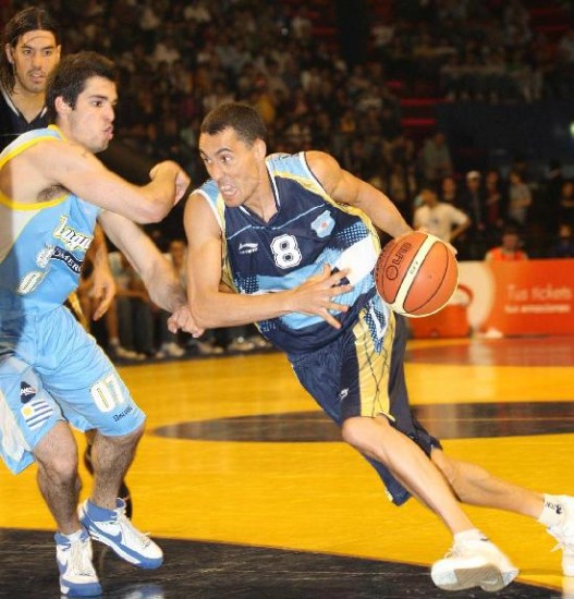 Pablo Prigioni no firm todava con el Real Madrid, pero viaja para jugar el Premundial. 