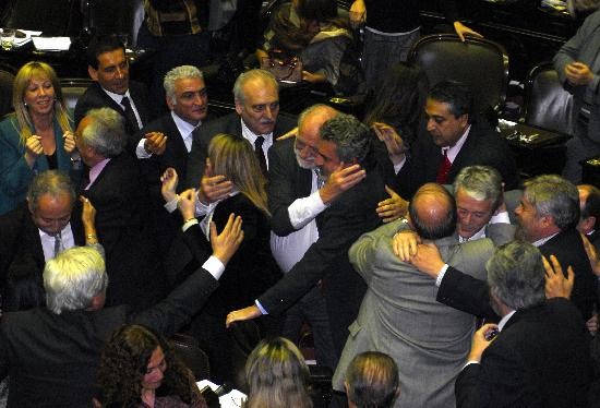 Los legisladores oficialistas festejan la aprobacin de la prrroga de las facultades delegadas. 