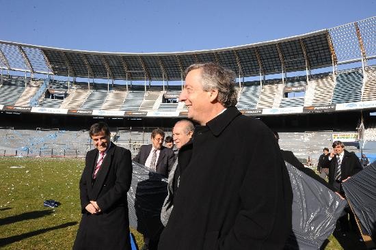 El ex presidente en el Cilindro, cuando le regal cuatro plasmas al plantel de Racing 