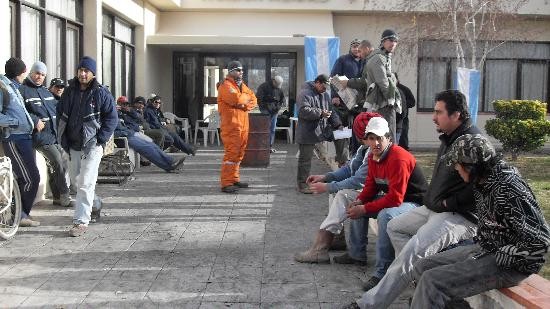 Los funcionarios y los administrativos no pueden ingresar en la sede municipal debido a la toma. 