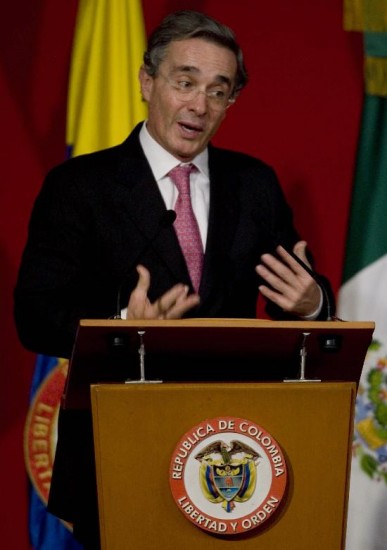 lvaro Uribe construy su liderazgo poltico con duros golpes a la guerrilla. Ayer profundiz esa lnea, mientras piensa en la reeleccin. 