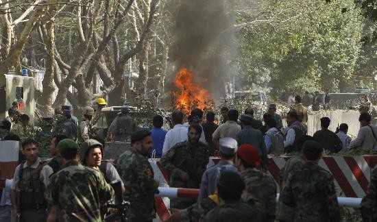 Un vehculo conducido por un terrorista suicida estall a las puertas del cuartel general de la OTAN, en Kabul. Todo el pas entr en estado de guerra. 