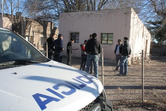 En el allanamiento se detuvo a los sospechosos y se dio con la computadora robada. 