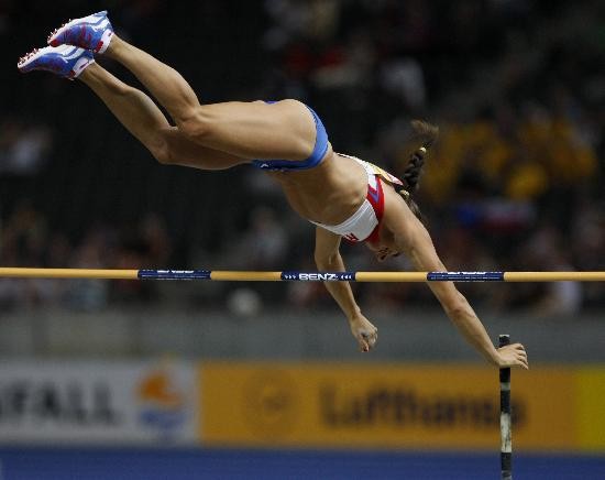 Corre Linet, corre. Masai, a la izquierda, se esfuerza al mximo para superar a la etope Meselch Melkamu, que se crea ganadora. Arriba, Yelena Isinbayeva vuela a la final. Cantwell fue oro (derecha). 