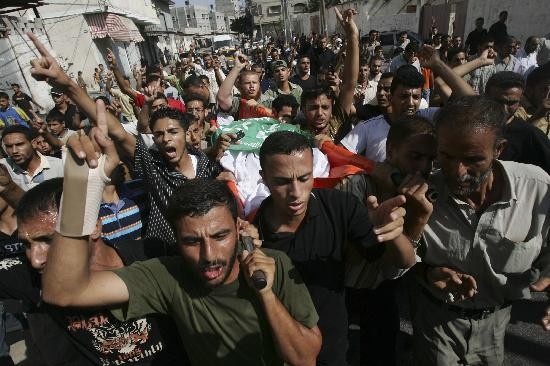 Islamistas salen a la calle al enterarse de la muerte de Abdelatif, su lder, tras enfrentarse con Hamas. 