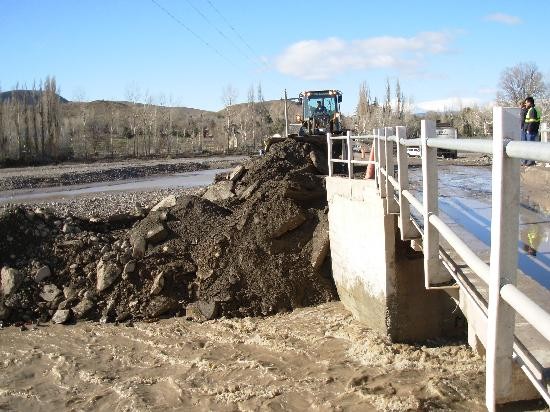 Operarios repararon la cabecera sur del puente. 