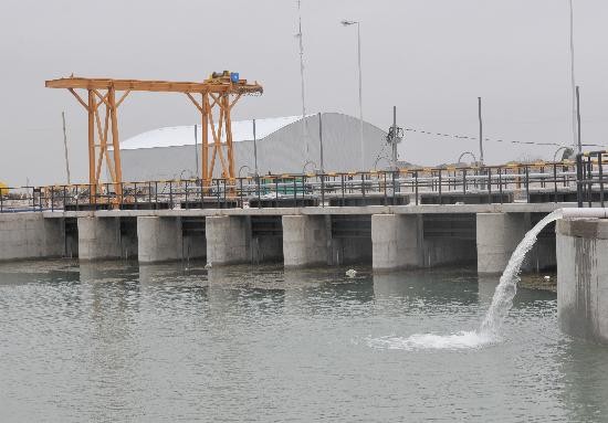 El agua que mejorar el servicio de Neuqun llega desde un lago artificial. El titular del EPAS, Nelson Damiani, camina por los enormes caos que transportarn el agua desde la meseta a la ciudad. Los trabajos marchan a ritmo constante, pero no estarn listos hasta mayo. 