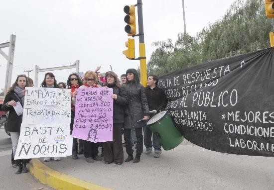 Ayer hubo una pequea protesta de empleados del Centro de Atencin a la Vctima. 
