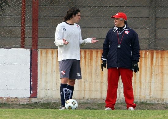 Amrico Gallego y Carlos Matheu. El zaguero finalmente arregl con el Rojo. 