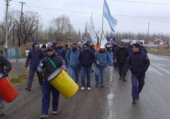 Obreros de Uatre se movilizan por la ruta 22 desde Chichinales hasta Villa Regina. (Foto: Agencia Villa Regina).