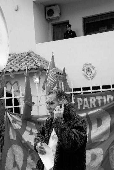 Aurelio Vsquez estuvo acompaado por dirigentes de organizaciones sociales. 