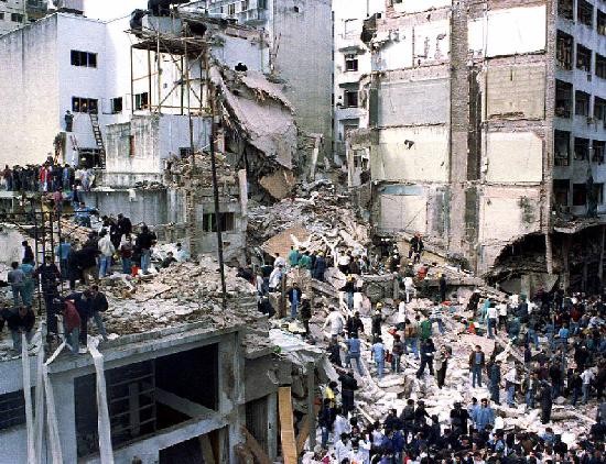 Vahidi (abajo) integraba en 1993 un grupo allegado al Hizbollah, que habra organizado el ataque. 