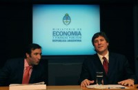 El ministro de Economa y el secretario de Finanzas, Hernn Lorenzino, de la operatoria de canje de ttulos pblicos. 