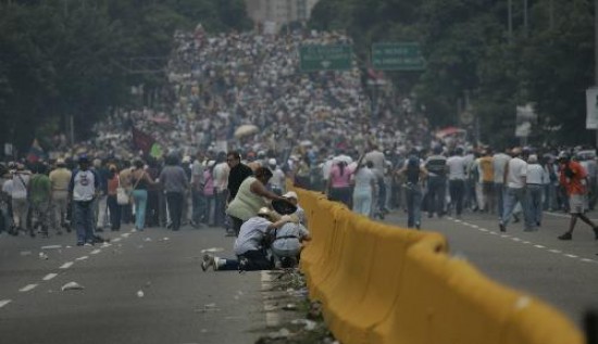 La nueva norma busca ideologizar a los estudiantes bajo el sistema socialista, advirtieron quienes salieron ayer a las calles de Caracas para oponerse a la poltica educativa de Chvez. 