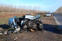 El Peugeot 306 que viajaba hacia Neuqun qued destrozado sobre la banquina sur. El motor del Ford Fiesta prcticamente desapareci. Sus dos ocupantes fallecieron. 