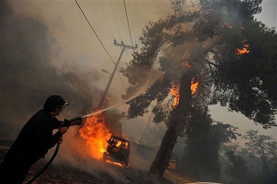 Duro combate contra el fuego en Grecia. (FOTO AP)