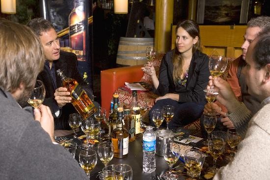 Juan Baucher (izq.) condujo la degustacin del whisky escocs. 