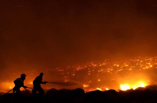 Las llamas se propagaron ayer a otras localidades ubicadas a menos de 30 kilmetros de la capital griega. Fuertes vientos atizaron el fuego e impidieron el combate por aire. 