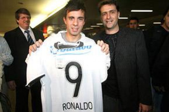 Defederico con la camiseta de su ídolo, Ronaldo.