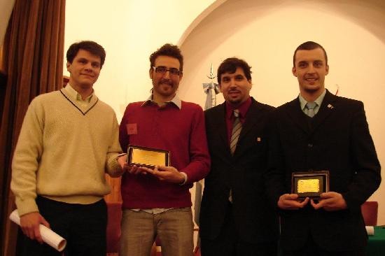 Nicols Tognalli (nanodeteccin), primer premio; Esteban Domen (microscopio), primer premio; Germn Serrano, uno de los profesionales responsables de la organizacin, y Andrs Airabella (recursos hdricos), tercer premio. 