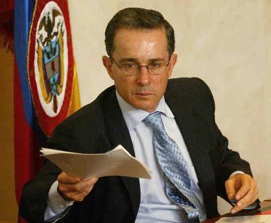 El Congreso colombiano defina anoche si convalidaba un plebiscito que habilitara a Uribe. 