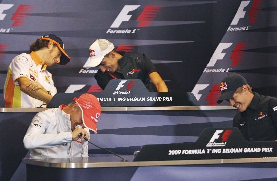 Kovalainen, Vettel, Grosjean y Buemi perdieron algo durante la conferencia de prensa. Al lder Jenson Button lo perdieron hacer rato... 
