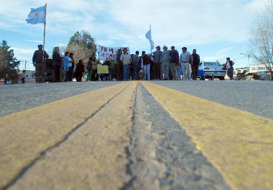 Los comerciantes bloquean y piden que se intervenga el municipio. 