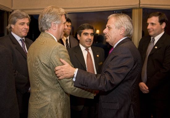 Saiz recibe al uruguayo Tabaré Vázquez, primer presidente que llegó a Bariloche. 