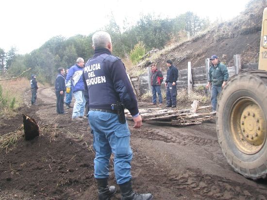 Con apoyo policial, el municipio abri la calle del cerro que haba cerrado la comunidad. 