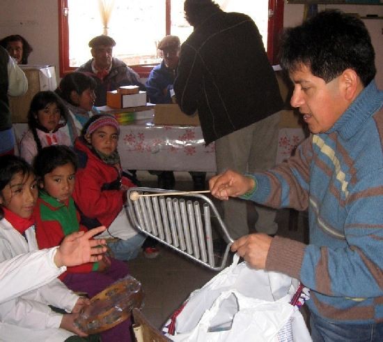 Jorge Segundo Quesada junto a los chicos de la escuela del paraje 