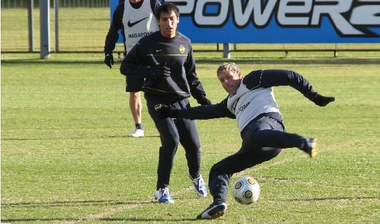 Inslito. Dos barras de la Doce insultaron y amenazaron a Martn Palermo en pleno entrenamiento. Barras de Estudiantes fueron a la prctica, pero Vern los denunci y fueron detenidos. 