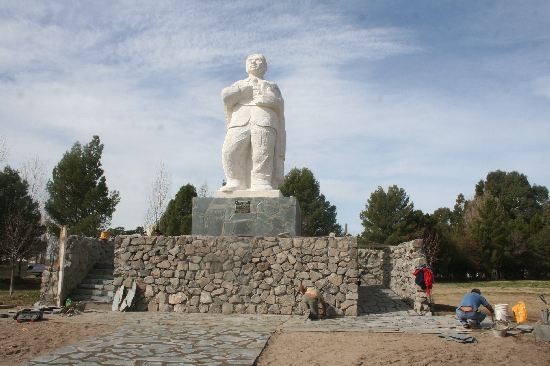 Los obreros realizaban ayer los ltimos trabajos en el monumento a Ceferino. 