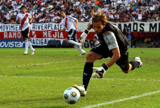 Fabin no quiere ser suplente y por eso deja el Rojo. Toranzo volvi a Huracn, para alegra de Cappa. 