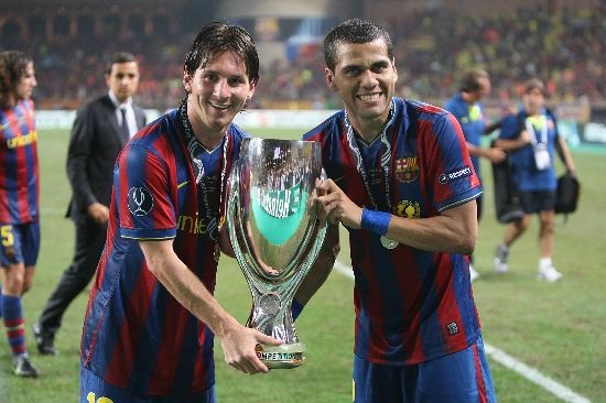 Messi, Alves y una imagen que se hace costumbre: la del Barcelona consagrado. La Pulga sac pecho y no se dej intimidar. 