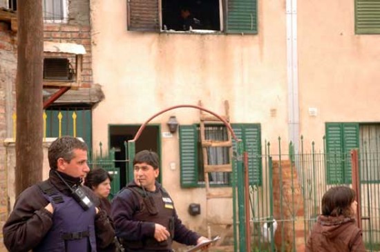 El incendio conmocionó a los vecinos de las 1200 viviendas. Foto: Miguel Gambera.(agencia Cip).