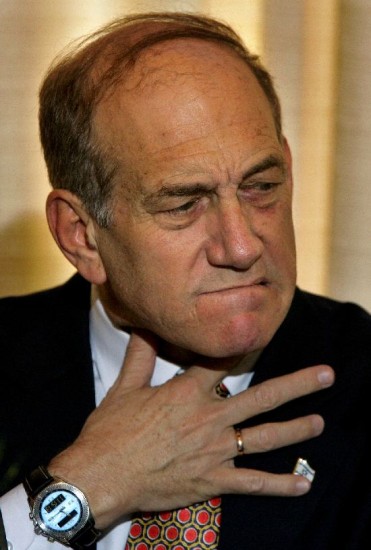 Ehud Olmert afronta tres cargos. 