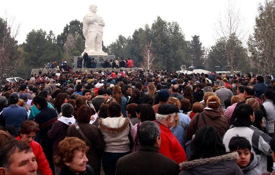 El grupo de ciclistas que peregrinaron desde Viedma a bordo de sus rodados. El humorista Luis Landriscina y el gobernador Saiz miran hacia lo alto para abarcar con la mirada la enorme estatua. En especial velas y otras ofrendas fueron aportadas por centenares de devotos. La comunidad mapuche de Patagones durante su ritual de bienvenida al nuevo da. 