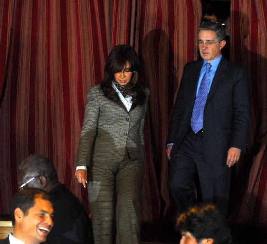 Cristina vuelve con Uribe para la foto final, en la que el colombiano no quera estar. Ya tena sntomas ese da. 