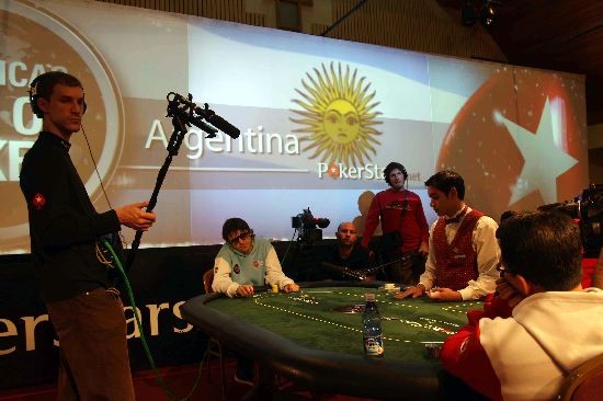 Leo Fernndez, capitn del equipo argentino, rodeado de cmaras de televisin que retransmitirn el juego. 