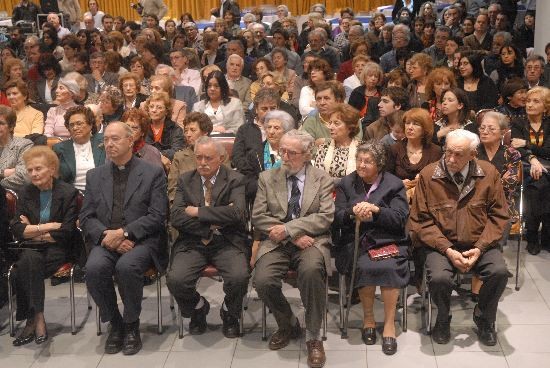 Ms de 500 personas participaron del acto de reconocimiento en la Espaola. 