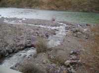 El arroyo Huaraco vuelca sus aguas en el río Neuquén. Horas después del derrame no había en ese punto vestigios de contaminación. 