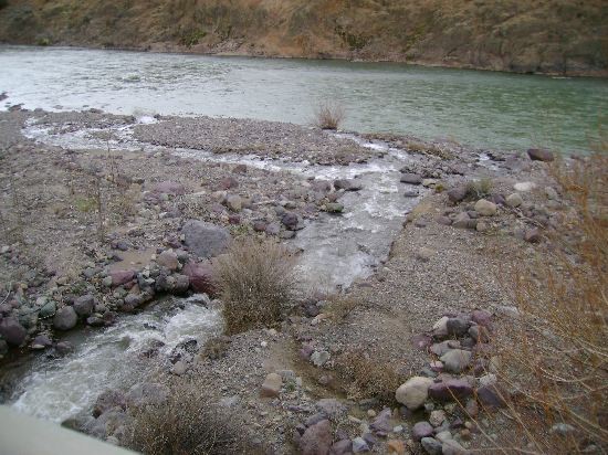 El arroyo Huaraco vuelca sus aguas en el ro Neuqun. Horas despus del derrame no haba en ese punto vestigios de contaminacin. 