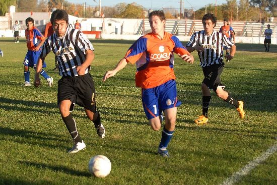 El Naranja tropez en el debut y el Albinegro larg bien. Hoy se ven las caras. 