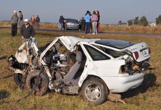 Los seis jvenes santafecinos que iban en el Ford Escort fallecieron en el acto. 