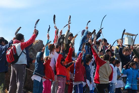 Chicos de la escuela hogar 69 y una ceremonia habitual: arrojaron plumas al viento. 