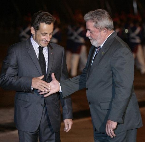 Sarkozy llega a Brasil con un paquete de acuerdos militares bajo el brazo. 