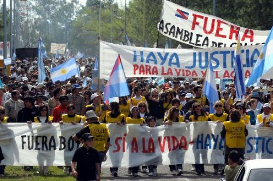 Los manifestantes volvieron a marchar sobre el puente internacional, bloqueado por cortes contra Botnia desde el 2006. 