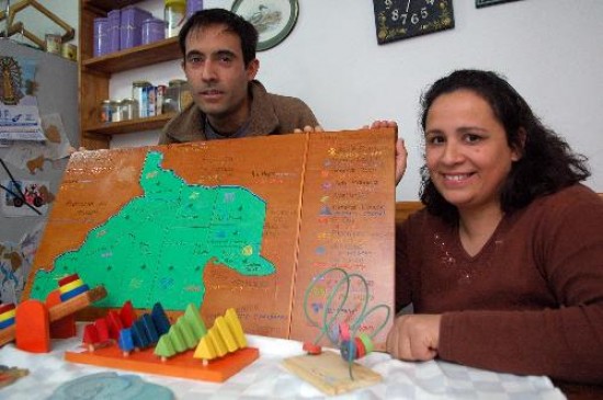 Daniel Jorreto y Valeria Somorrostro, el matrimonio que desarroll juegos didcticos para no videntes y ahora realiza en Braille los rtulos del Prozome. La escritura en Braille se perfora al revs, en espejo. 
