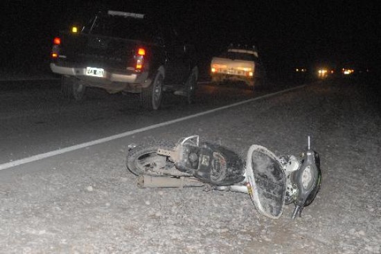 Una moto sin luces y de noche por la Ruta 22 casi causa una tragedia. 