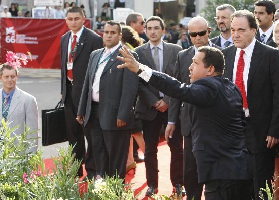 El presidente Hugo Chvez y el director Oliver Stone revolucionaron la alfombra roja del festival veneciano. 